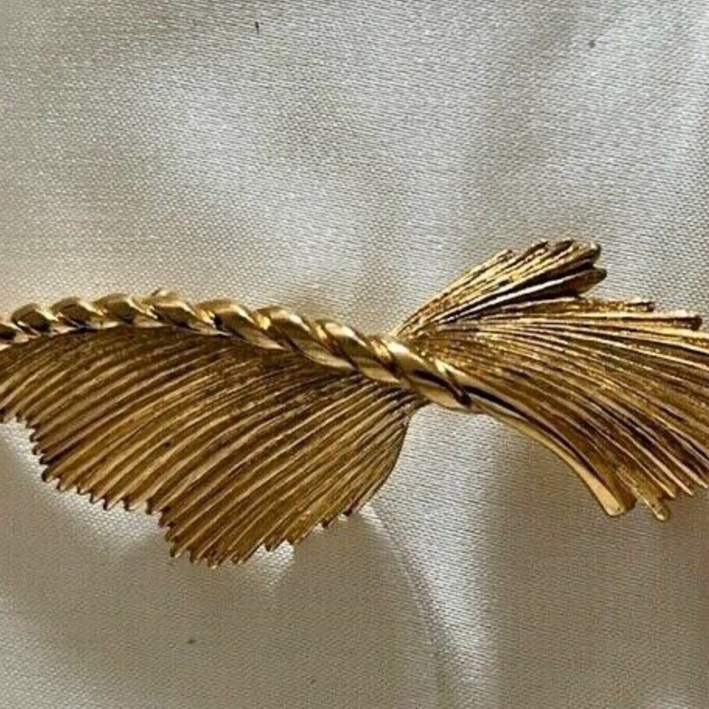 AUTH BROOCH****VTG Monet abstract twist gold tone brooch***